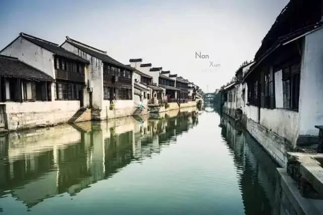 老师把240块糖分给了大班和中班的小朋友，如果从大班拿出16块糖给中班，两个班分得糖就一样多，大